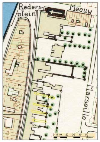 1, sectie A, perceel 3545b) (afb. 1). Op kaartmateriaal van de 16de tot het begin van de 19de eeuw 2 is er langsheen de Meulesteedsesteenweg lintbebouwing te zien.