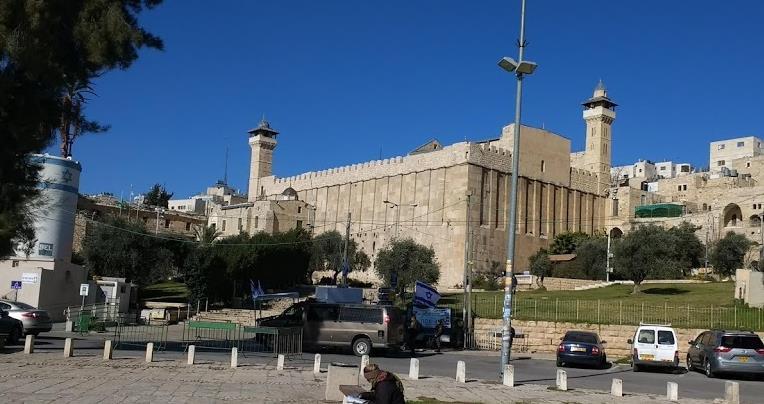 beamer is De laatste excursie met Hans en Tya was naar Hebron, waar we het graf van de Aartsvaders hebben bezocht. In Genesis 23 wordt hierover gesproken.