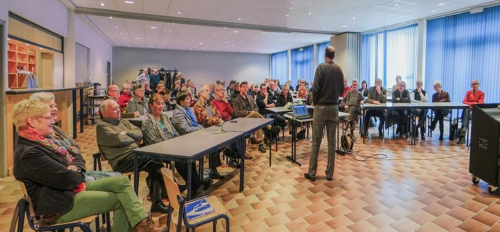 snoeien gebeurt bij de eenmaal bloeiende struikrozen eind juli, waarbij dood hout, de oudste takken en te dunne twijgen tot aan de grond worden weggesnoeid.