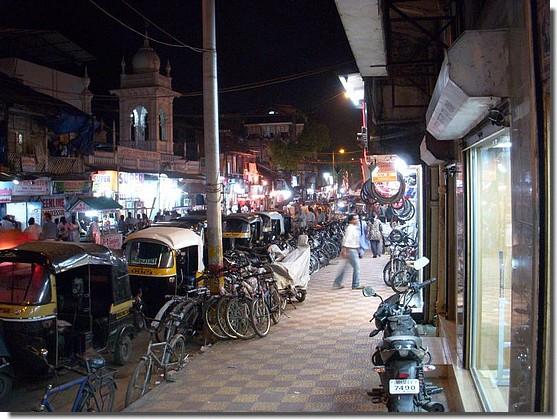 In de stad Pune was het ook een enorme drukte, elke straat stond vol met vervoermiddelen.