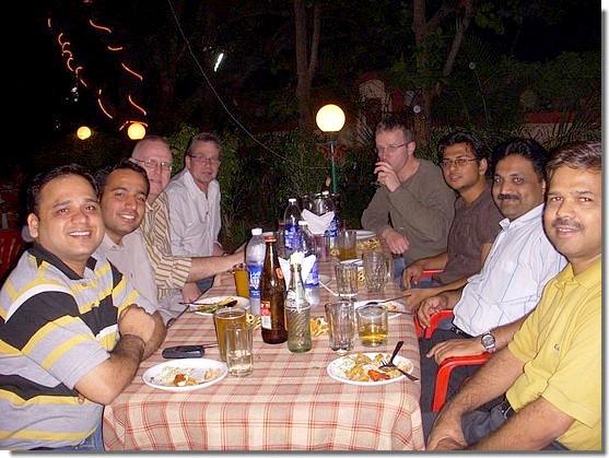 Ook was er daarna tijd voor een ontspannen etentje met onze Indiase collega s in een leuk restaurant. U raadt het al: rijst met heet spul!