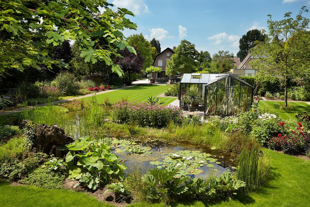 Midden in de tuin ligt een