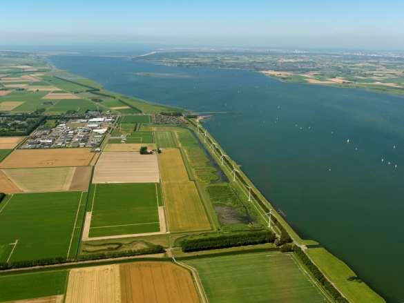 Het zoetwaterkanaal betreft het nieuwe bemalingsgebied Zoetwater tracé Goeree-Overflakkee Noordrand (codering G47.001) met een flexibel peil tussen NAP +0,70 m en NAP +0,90 m.