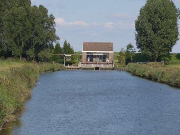 Figuur 11: Gemaal Johan Koert Via zonnestuw 'Sommelsdijks haven' (12305ST), gelegen ten noorden van Sommelsdijk nabij de Oudelandsedijk, aan de noordzijde van peilgebied G32.