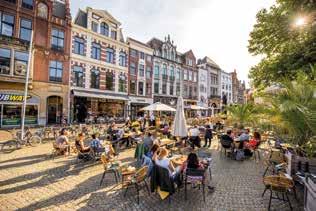 Kleurrijke stad, waar tientallen nationaliteiten soepel met en naast elkaar leven. Den Haag is als een fruitschaal, waar je steeds van neemt waar je op dat moment trek in hebt.