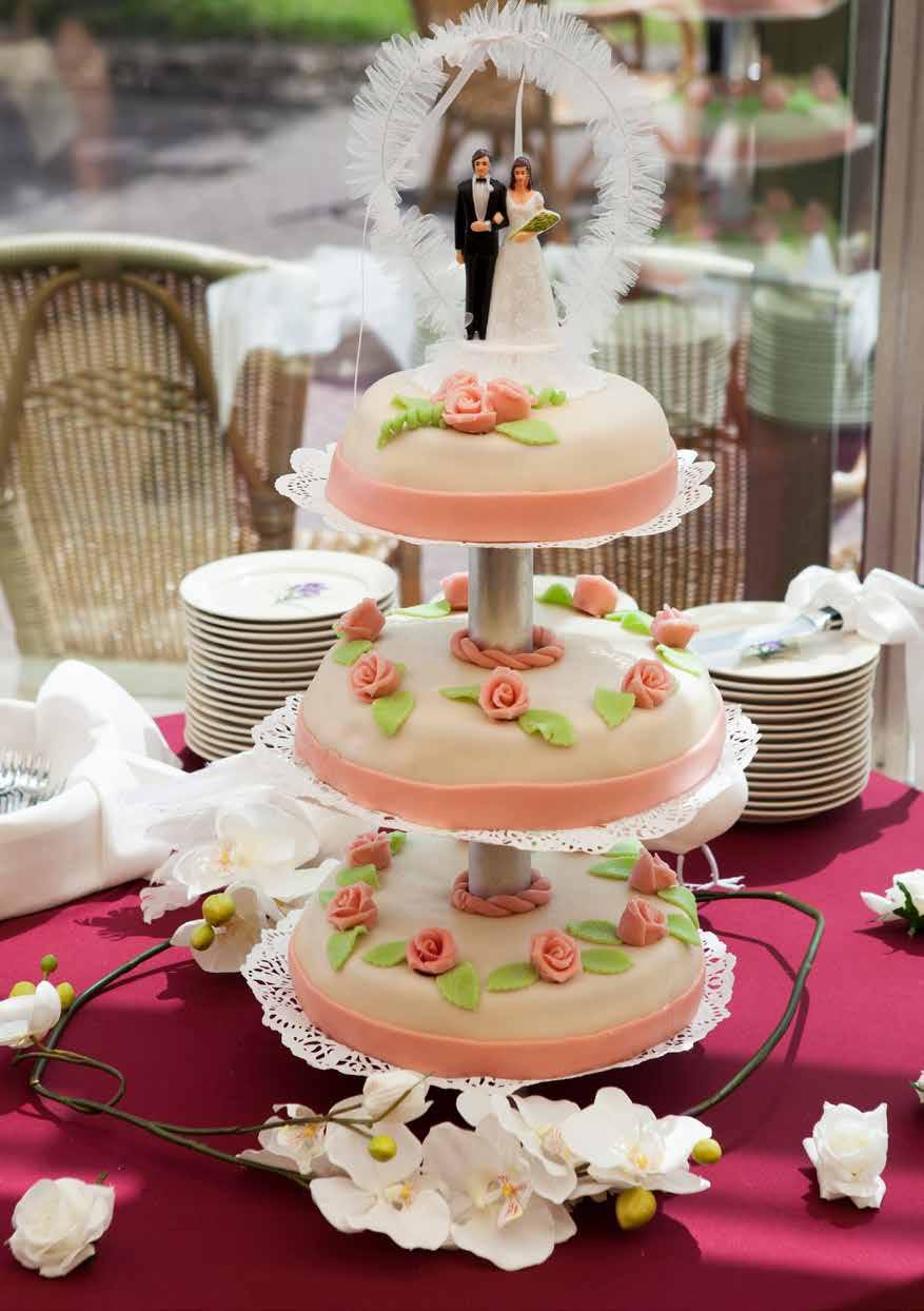 Bruidstaart Bij een complete trouwdag hoort natuurlijk ook een mooie taart! Deze kunt u via ons bij onze vaste banketbakker bestellen.
