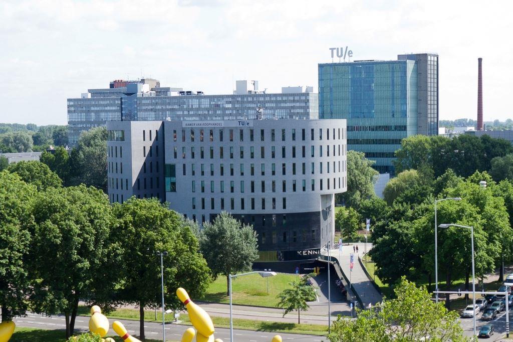 Omschrijving object Algemeen Wie over de John F Kennedylaan naar het centrum van Eindhoven rijdt, kan het markante ovale gebouw op de kop met het station niet missen.