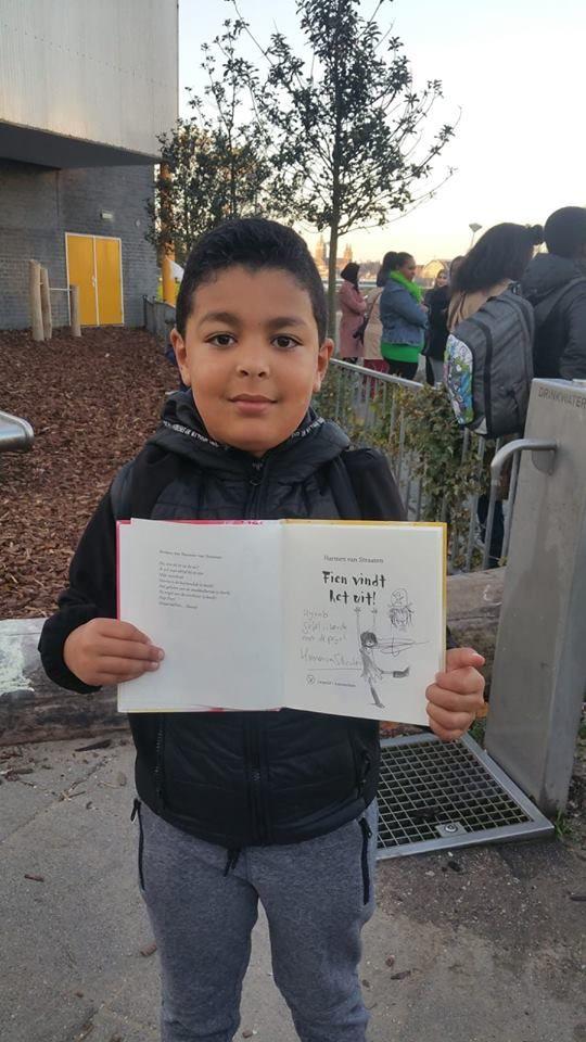 Op de foto Juan de winnaar met het boek en de oorkonde. Op de andere foto winnende tekening.