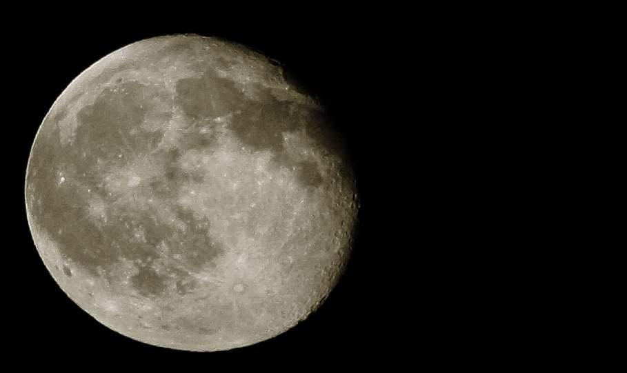 Het grootste deel van het maanoppervlak is bedekt met inslagkraters.
