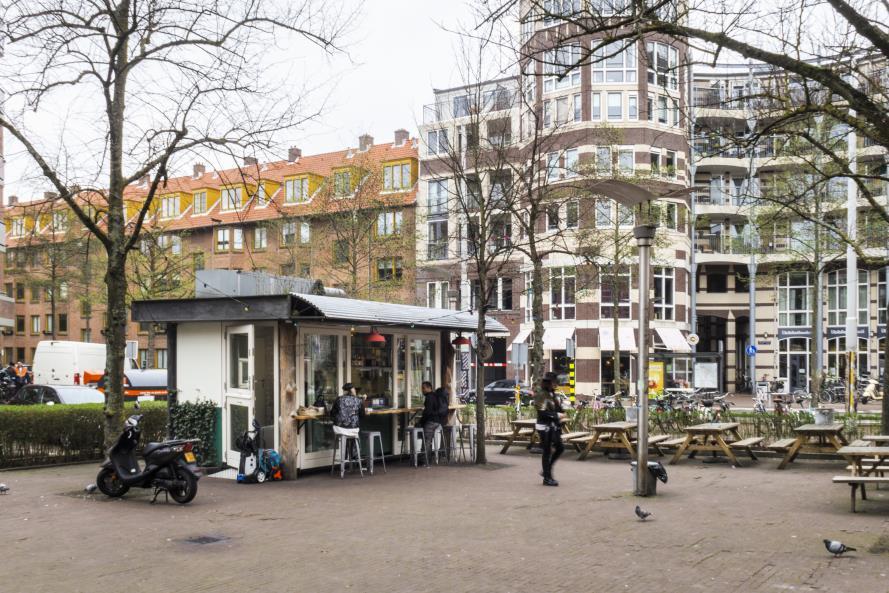 OMGEVING Het appartement ligt midden in de hippe Staatsliedenbuurt, dat grenst aan de binnenstad van Amsterdam.