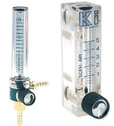Het aantal liters zuurstof wordt ingesteld met een regelknop op de zuurstofklok of op een aparte flowmeter.