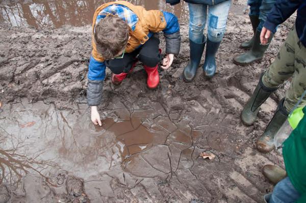 was het!! Met Boomfeestdag zijn we gaan kijken naar de lindeboom op het plein van de Agnetendalschool, die geplant werd door de kinderen, samen met wethouder Martien Wijnen.