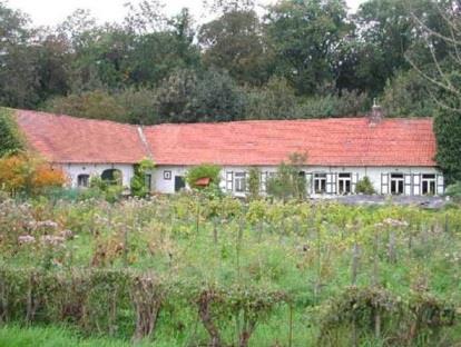 koetshuis); de aanpalende domeingronden en delen van het kasteelpark met historische parkstructuur en elementen de historische herberg de Barze ; het onbebouwd open landbouwlandschap ten zuidwesten