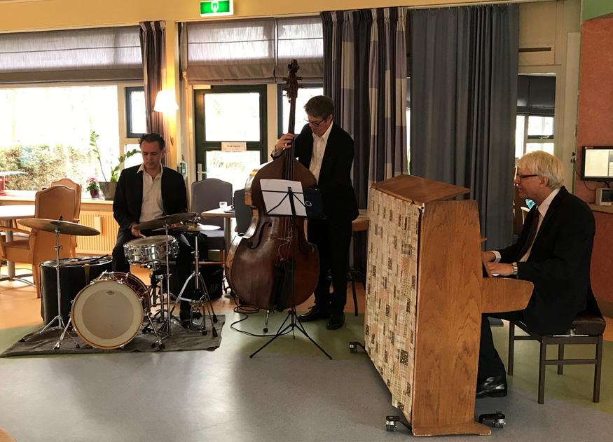 een heleboel bewoners van hebben genoten. De jazzklanken van het trio Berend van den Berg (bovenste foto rechts) waren even anders dan anders, maar desondanks prachtig.