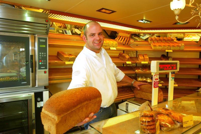 De Buurtbakker molenaar Johan bakken verkopen brood personeel buurt bewoners Buro Admini smeren bezorgen taart sfeer passanten slagerij Bal personeel receptuur belegde broodjes etalage lunchers