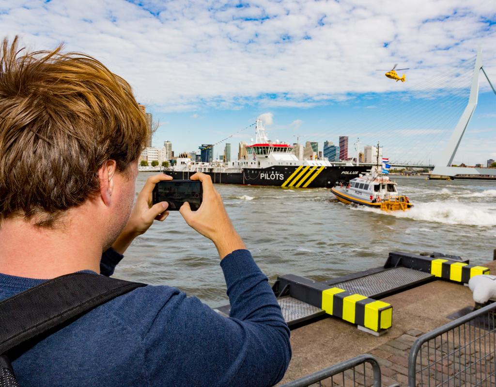 Op het water Op spectaculaire wijze worden de dagelijkse werkzaamheden, die normaliter alleen in het havengebied en op zee plaatsvinden, in het centrum van Rotterdam getoond.