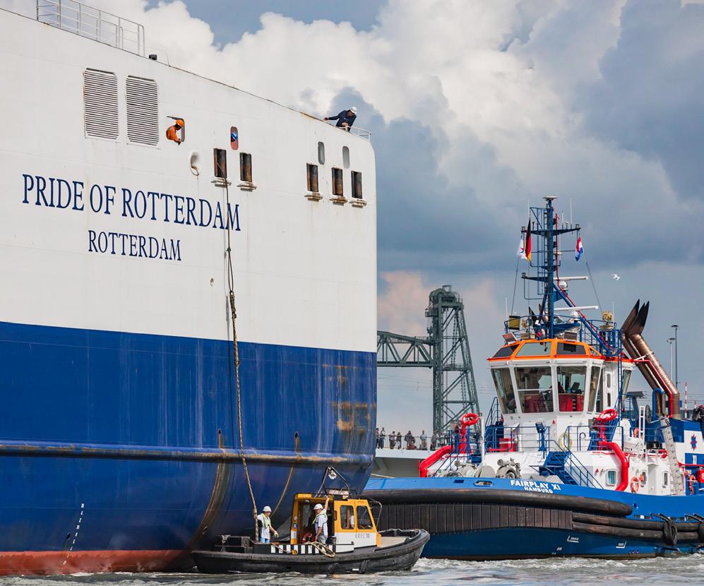 THEMA In Rotterdam werken we samen, zodat de haven draait als een geoliede machine. Met opgestroopte mouwen of strak in uniform. Aan het roer, op de kade of aan de tekentafel.
