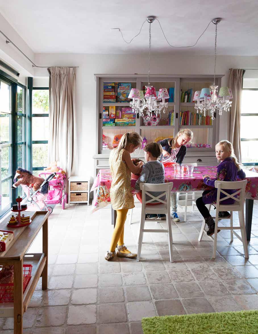 Een grotere keuken én een speelkamer voor de kinderen; dat zijn twee vliegen in één klap deur die wegvalt in een nis.