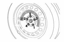 Subwoofer en noodreservewiel Bij deze versies is het gereedschap voor het verwisselen van een wiel opgeborgen in een speciale houder aan de linkerkant van de