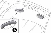 WEGWIJS IN UW AUTO Achterklep van binnenuit openen in geval van nood On de achterklep in geval van nood te openen: verwijder de achterste hoofdsteunen, klap de zittingen volledig om (zie de paragraaf