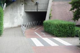 *Altijd blijven rechts rijden *Goed opletten bij het in - en uitrijden van de tunnel.