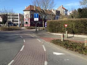 CP2 AFRIJDEN ROTONDE LEFFINGESTRAAT - BOOGSCHUTTERSTRAAT - SPOORWEGSTRAAT * Defensief rechts kijken of de fietsers voorrang verlenen die van rechts komen (fietsers