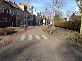 * Rechts houden tijdens het afslaan in de Spoorwegstraat * Voorrang verlenen aan oversteekplaats * Rechts houden in de Spoorwegstraat.