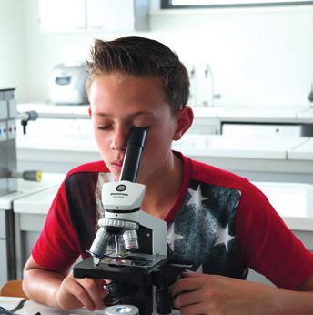 Aardrijkskunde de lesstof krijg je ingedikt, daardoor is er meer ruimte voor verdieping. je doet onderzoek en veldwerk. Je houdt presentaties en we discussiëren over bepaalde onderwerpen.