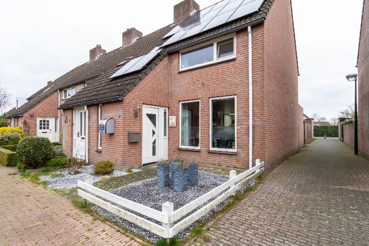 Deze ruime hoekwoning beschikt over 4 grote slaapkamers, een