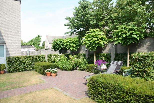 Vanuit de tuin is de garage te bereiken. Bijzonderheden: - De woning is geheel voorzien van brede deuren.