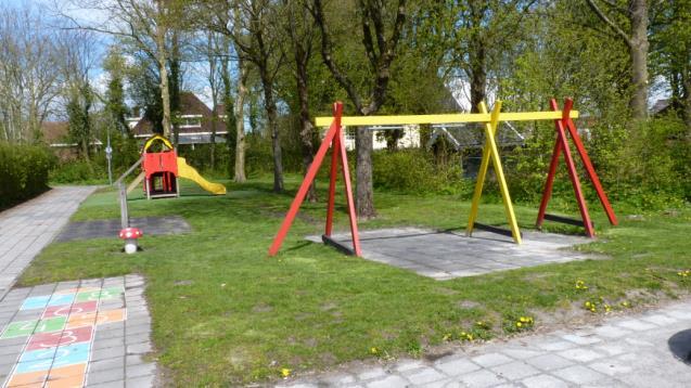 Pagina 2 van 5 Aanpak van het terrein betreft: -Een oude zitbank vervangen door een plateau met twee zitbankjes of een picknicktafel, met zicht vanaf de wierde op het Reitdiepgebied.