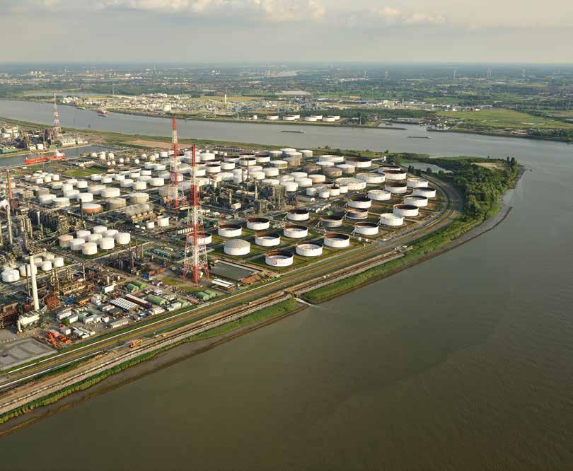 Dijkwerken Waar het nodig is voor de veiligheid, verhogen en verstevigen we de rivier dijken.