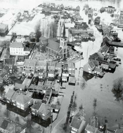 De stormvloedramp van 1976 brengt alles in een stroomversnelling. De overheid ziet in dat ze moet zorgen voor een betere bescherming tegen overstromingen.