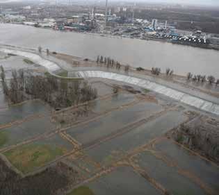 3 Goed beschermen tegen overstromingen De overloopdijk in de Polders van Kruibeke in actie. Getijdenrivieren zoals de Schelde houden altijd een risico in.