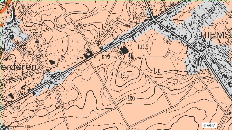 Afb.4: Topografische kaart met aanduiding van perceel 1541 e aan de Herderenweg (groen) te Riemst (bron: AGIV). Afb. 5: Bodemkaart met aanduiding van het te bebouwen perceel (rood).
