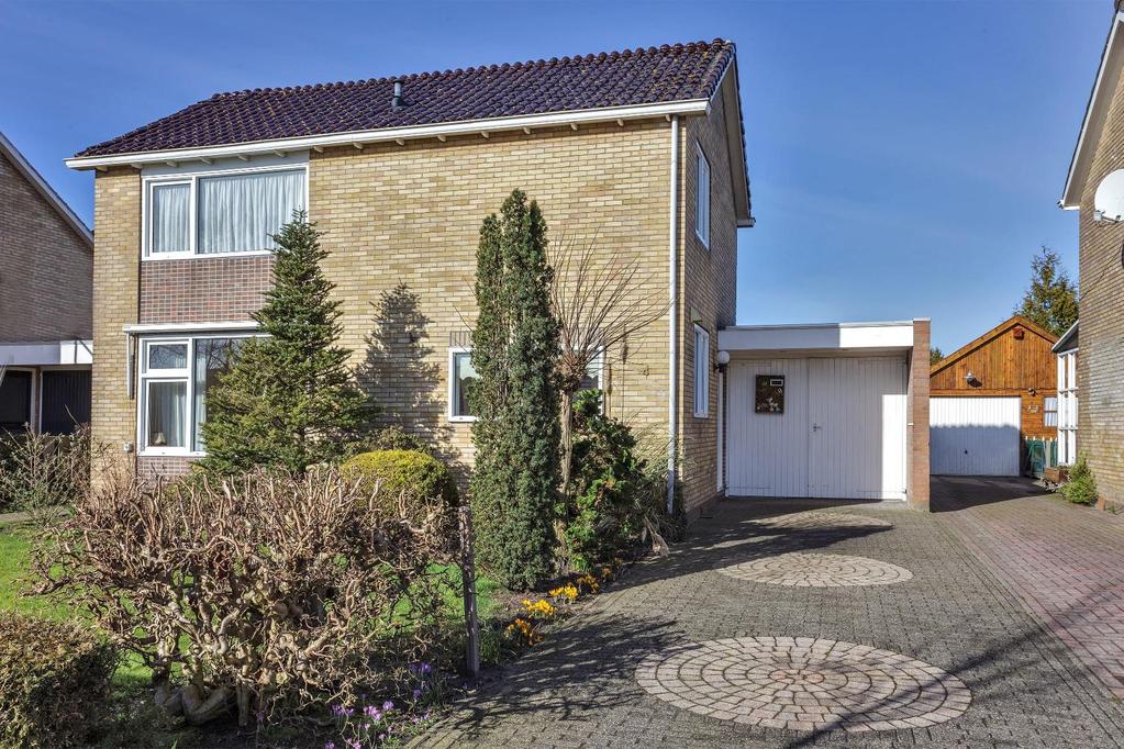 Surventolaan 4 te Surhuisterveen Vraagprijs: 199.000,- k.k. Deze vrijstaande woning met garage, vrijstaande houten tuinberging en zonnige achtertuin is gelegen op een perceel van ca. 421 m².