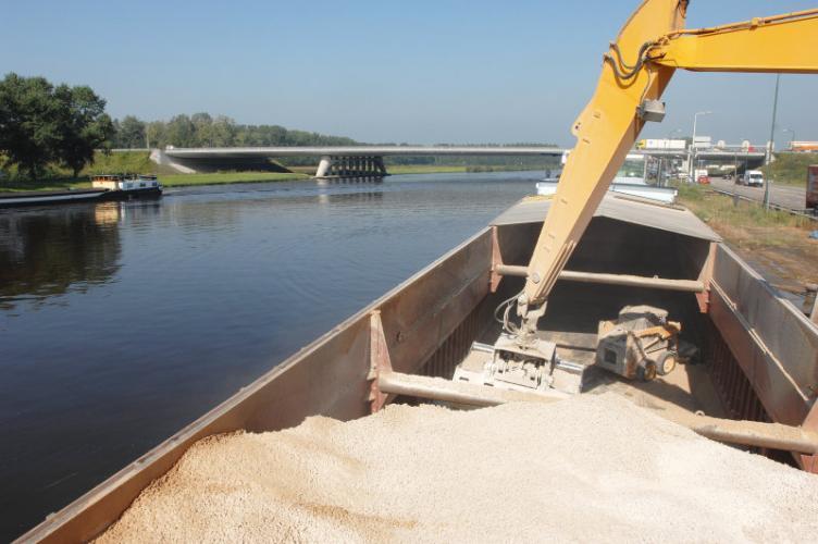 Verlagen RE rantsoen Kringloopwijzer kengetal - RE per kg ds * van 156 naar 146 (gemiddeld VKO 156) * voerefficiëntie = 1,03 - Jaarproductie 920.000 kg melk - 920.000 / 1,03 = 893.000 kg ds - 893.