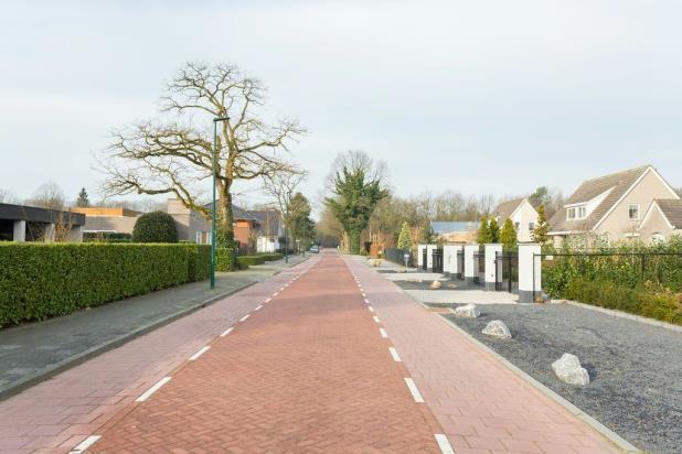 De villa heeft de beschikking over een eigen oprit met elektrische poort. Vraagprijs 770.000,- k.k. Daarnaast is er de mogelijkheid voor een kantoor aan huis dankzij een aparte werkkamer.