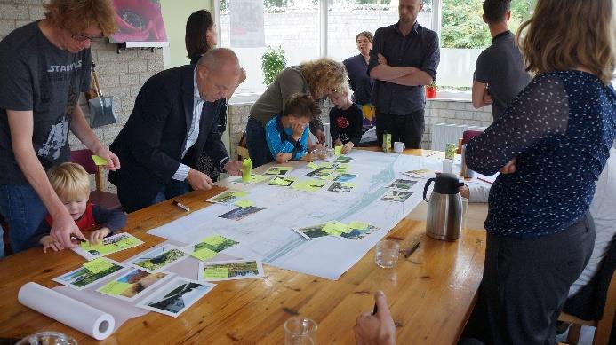 De scheiding tussen groen en wandelpad moet in het Lineair Park niet té hard worden gemaakt. Maak er één geheel van. Een mini-moestuin is voor een klein deel van het Lineair Park erg leuk.