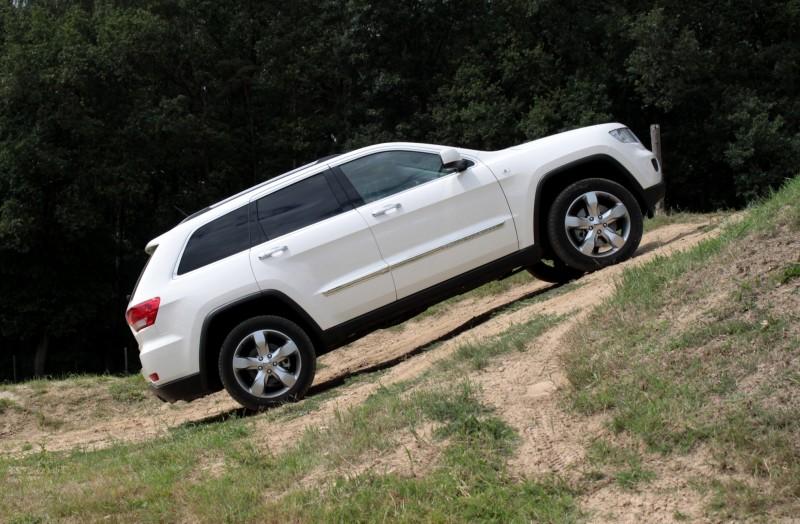 naar de buitenkant van de bocht. Op zich geen schande, maar een iets strakker weggedrag zou de Jeep net weer wat beter maken.