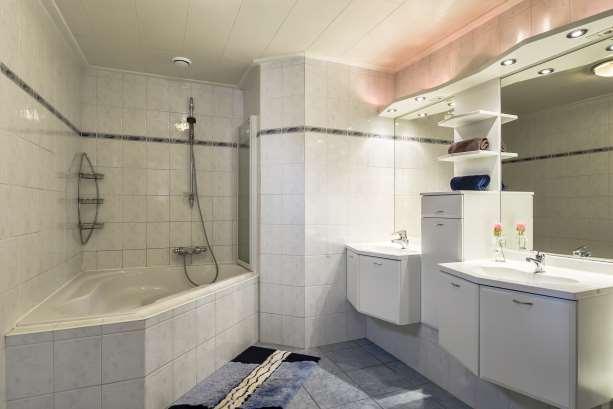 Badkamer vloer: wanden: plafond: diversen: - tegels - tegels - agnes systeem delen - hoek
