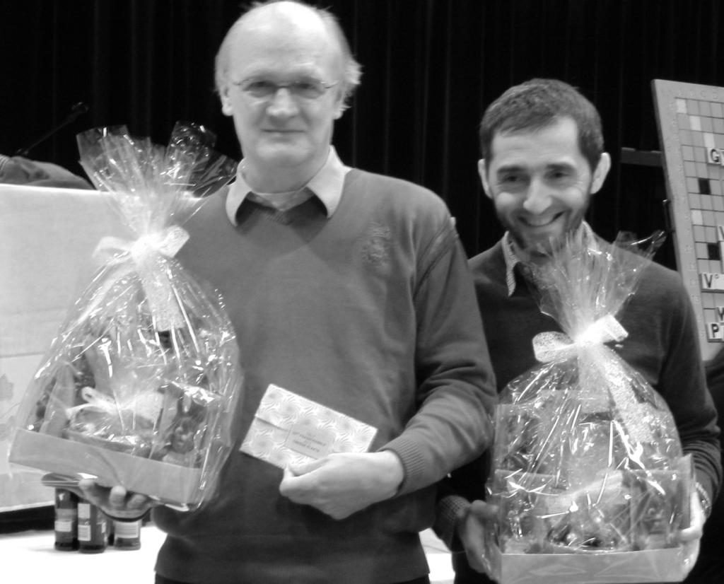 IC Blanco Tielt - 04 april 2015 Verslaggever: Rudi Ailliet Riccardo Ounane en Jan De Ridder delen de chocolade in de 33ste Paasscrabble van Tielt Blanco Tielt mocht 146 inschrijvingen noteren voor