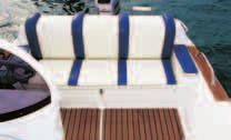 Een zonnekussen is standaard en de verhoogde railing zorgt voor een veiligere greep bij het aanmeren van de boot en geeft meer bescherming aan kleine kinderen die aan boord zijn.