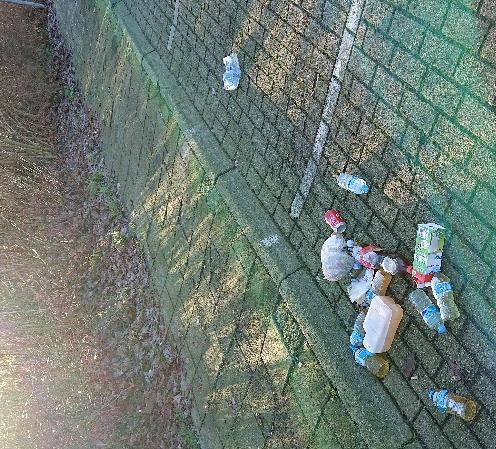 Welnu Robbert-Jans vraag kwam voort uit eigen ervaring en Boven: afval gedumpt op de parkeerplaats van RKVV Meto; Links: afval bijgezet bij bushalte o.l.v. Ter Duinenlaan.