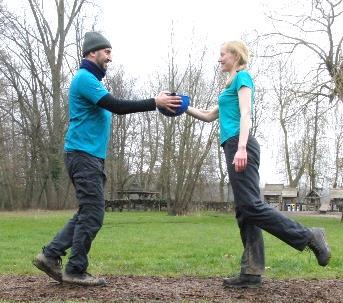 romp blijft stabiel; enkel mijn armen bewegen 60 seconden We starten op één en houden de helm met één hand vast