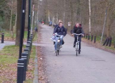 Wel is duidelijk dat de jongeren, die door de straten lopen, (snoep)vuil op de straat en/of in het groen gooien. Hetzelfde gebeurt op het fietspad de Kees Boekelaan.