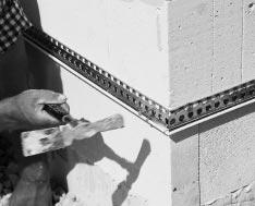 7. AFWERKING VAN CELLENBETON - Aan de hoeken van het gebouw, aan de vensters en de deuren en ook aan de sokkel is het nodig om hoeklijsten of sokkellijsten met een pvc-rand te voorzien.