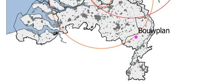 De ligging van het te toetsen bouwplan is aangegeven met een roze ster.