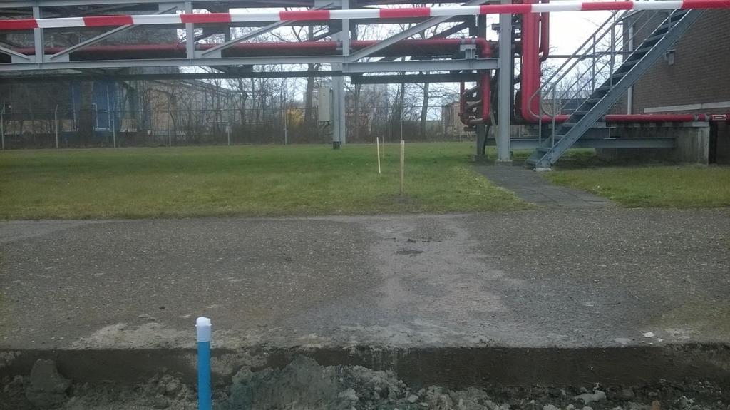 MILIEUKUNDIG BODEMONDERZOEK EN PLAN VAN AANPAK DIESELVERONTREINIGING TANKENPARK DELFZIJL Figuur 1: Pijpenbrug (de verontreiniging loopt vanaf de blauwe peilbuis op de voorgrond door tot onder de