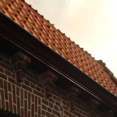 Bij de algemene bouwdelen II is dakbedekking en de staat van de goten een aandachtspunt. Overstekken worden steekproefsgewijs beoordeeld.